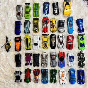 Lot of 30 Hot Wheels Cars Superhero, Joker, Batman, Captain America, DC Comics